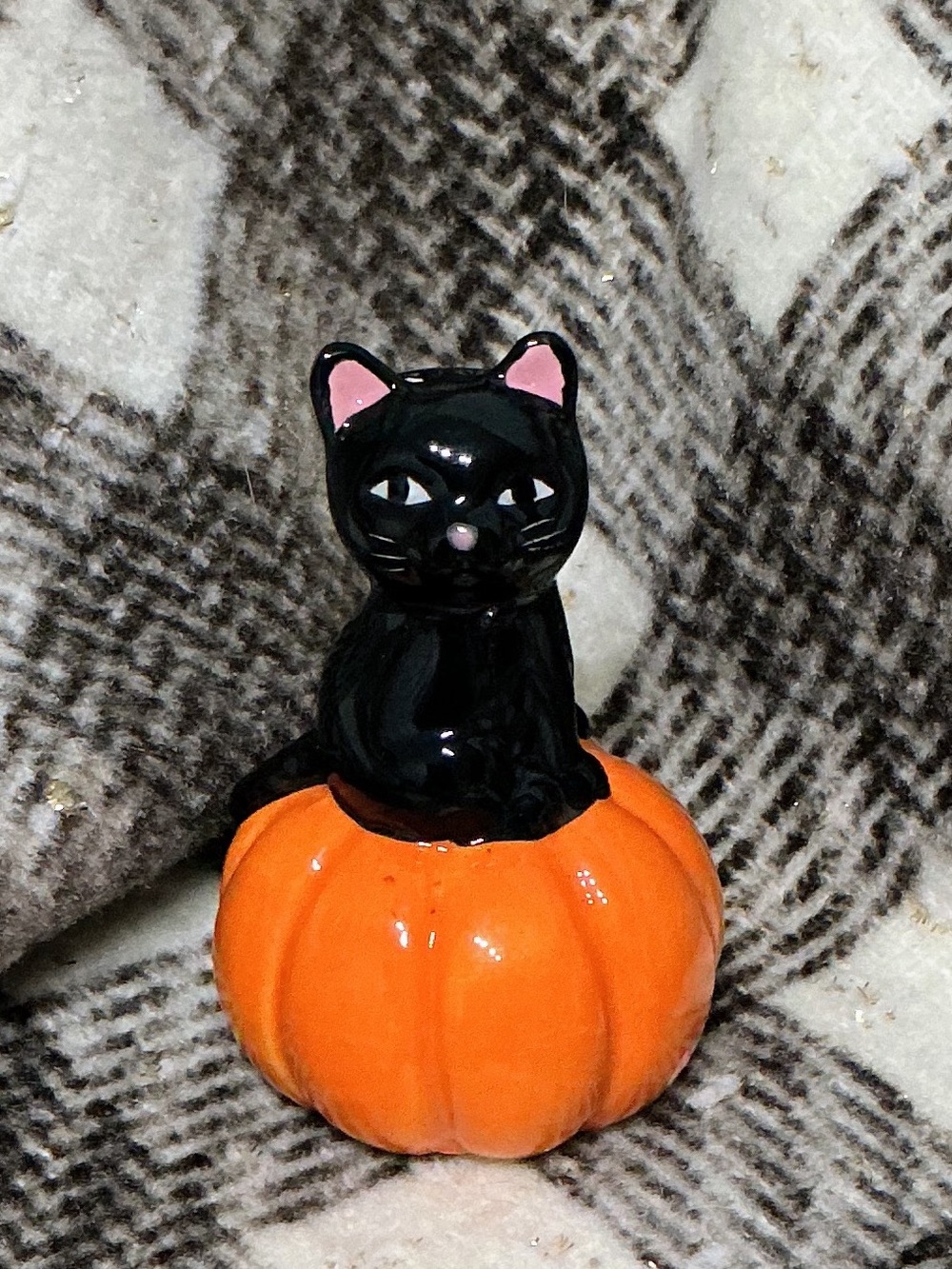 CERAMIC BLACK CAT SALT & PEPPER SHAKER SITTING ON PUMPKIN